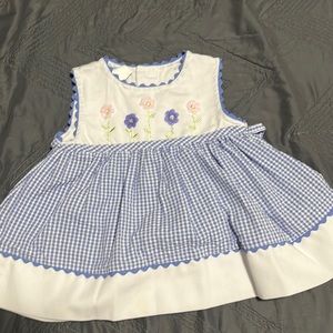 Sleeveless dress with flowers